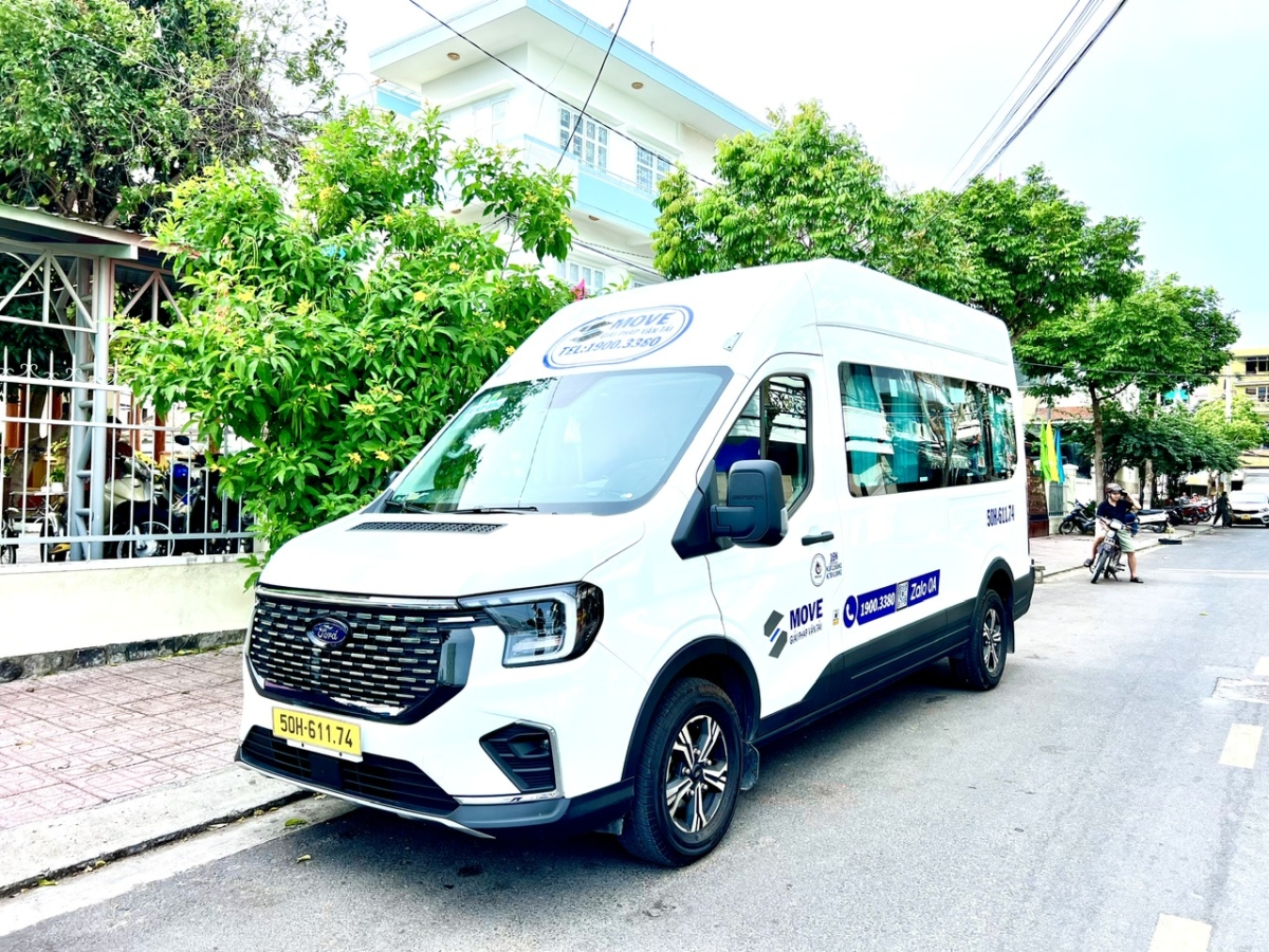 Xe 16 chỗ Ford Transit trần cao