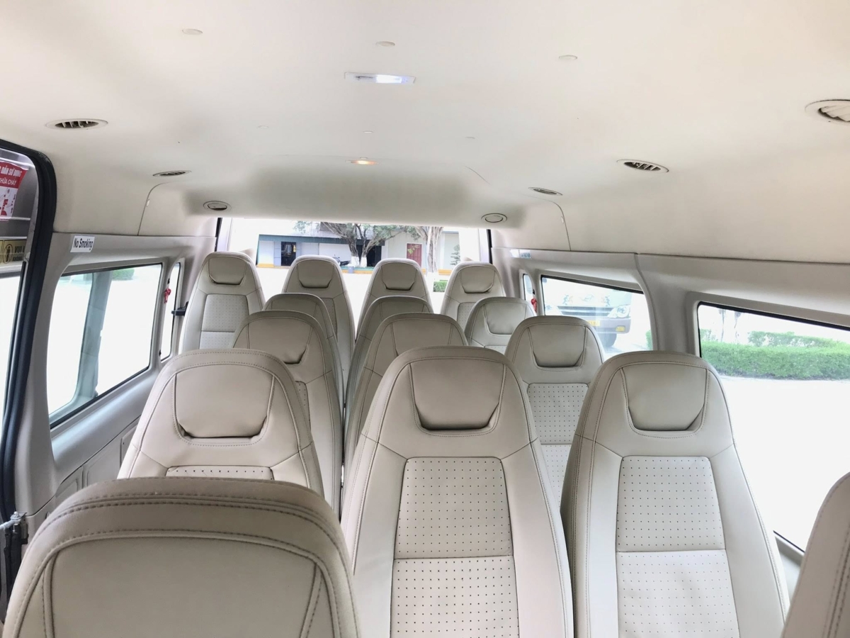 Không gian tổng thể Ford Transit hẹp hơn Solati