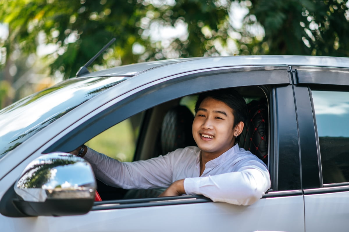 Tài xế Đặt Xe Giá Rẻ vui vẻ, thân thiện
